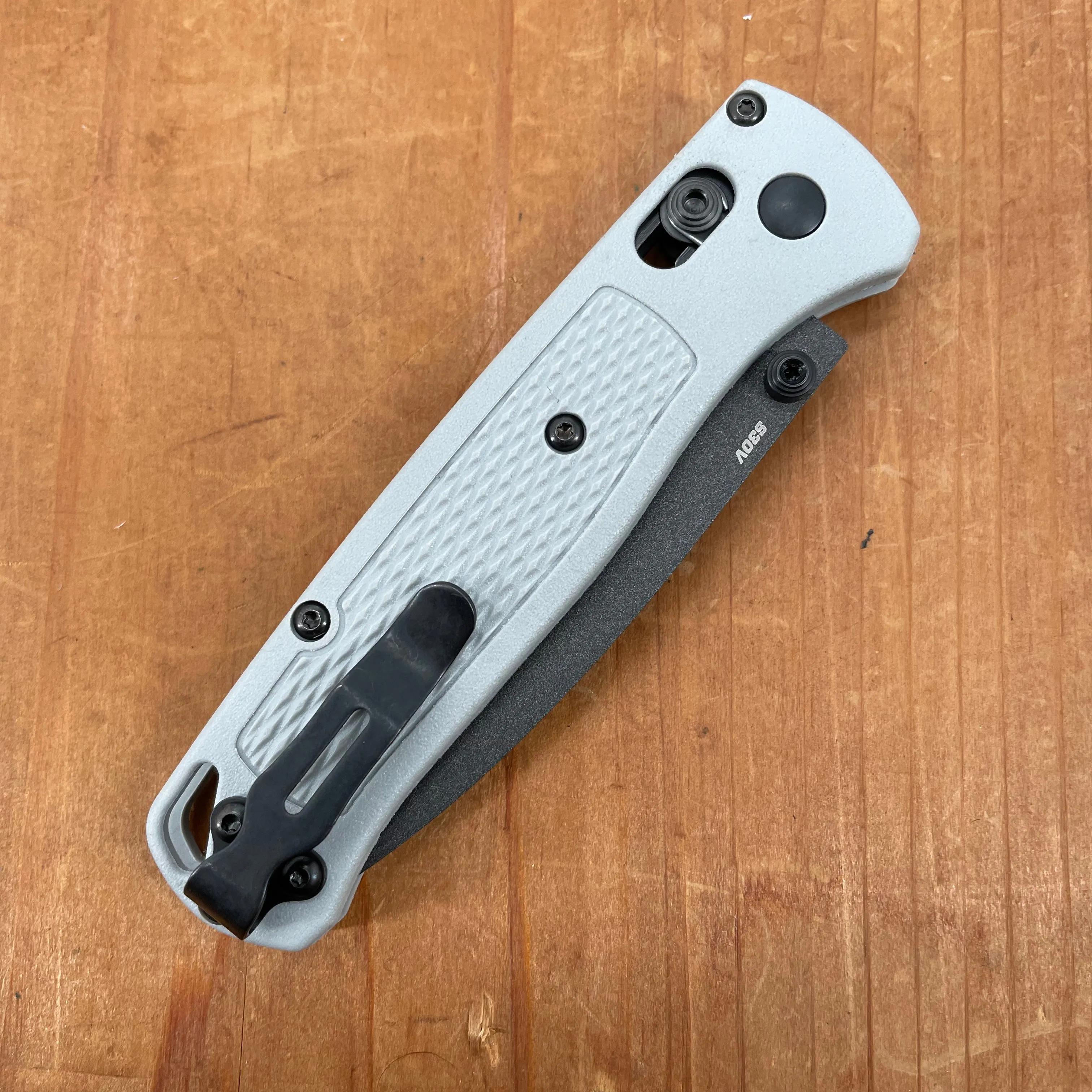 Benchmade 535BK-08 Bugout Drop Point CPM-S30V AXIS Lock Storm Gray Grivory Handle