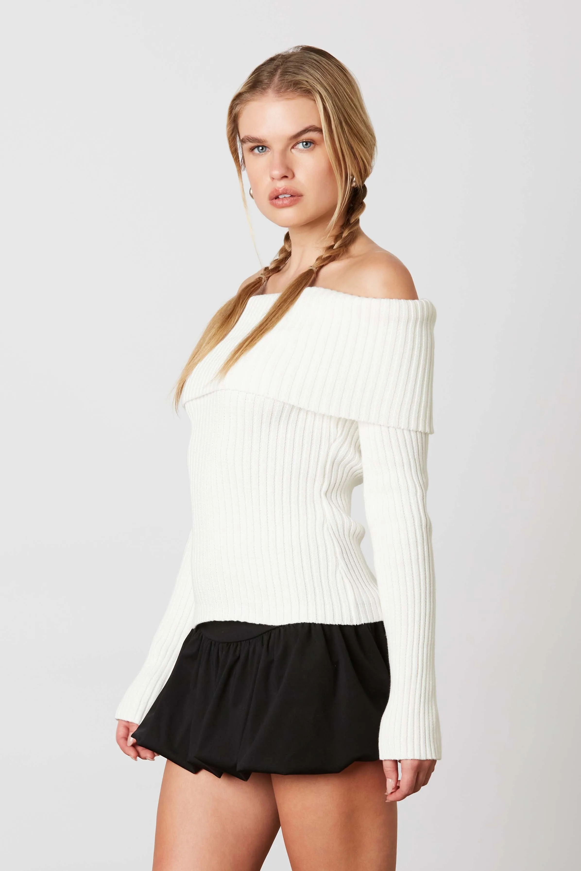 WHITE OFF THE SHOULDER SWEATER